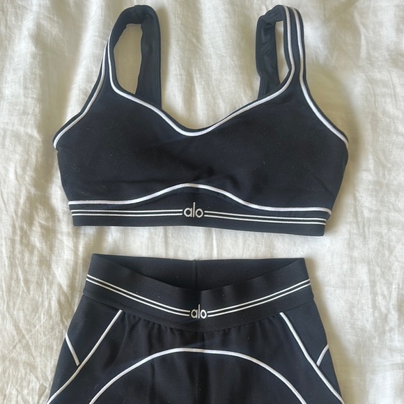 ALO Yoga Black Sports Bra and Leggings Set - Picture 2 of 6